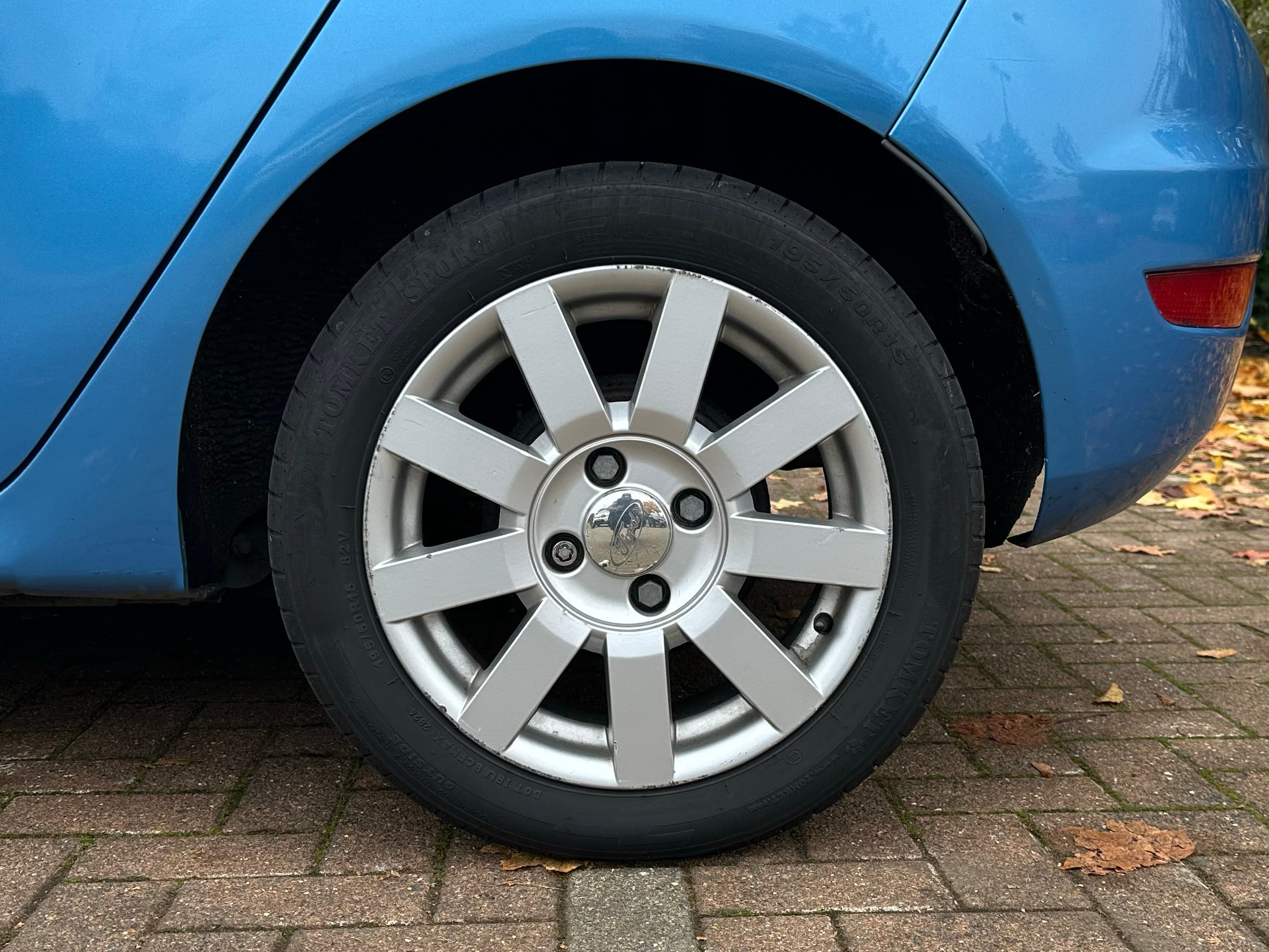 Car image 19