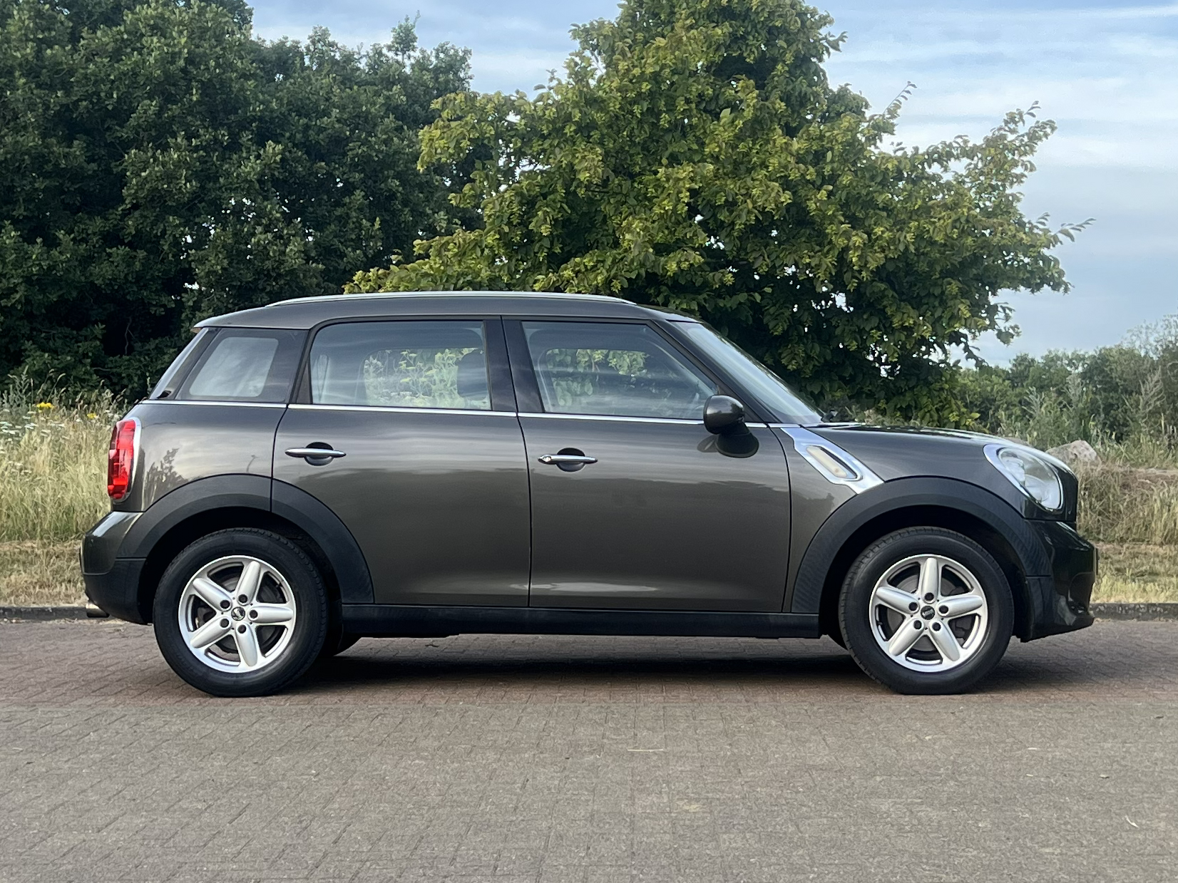 Car image 8
