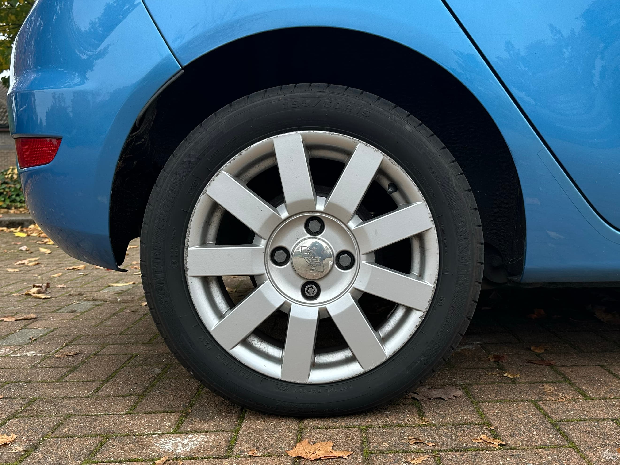 Car image 17