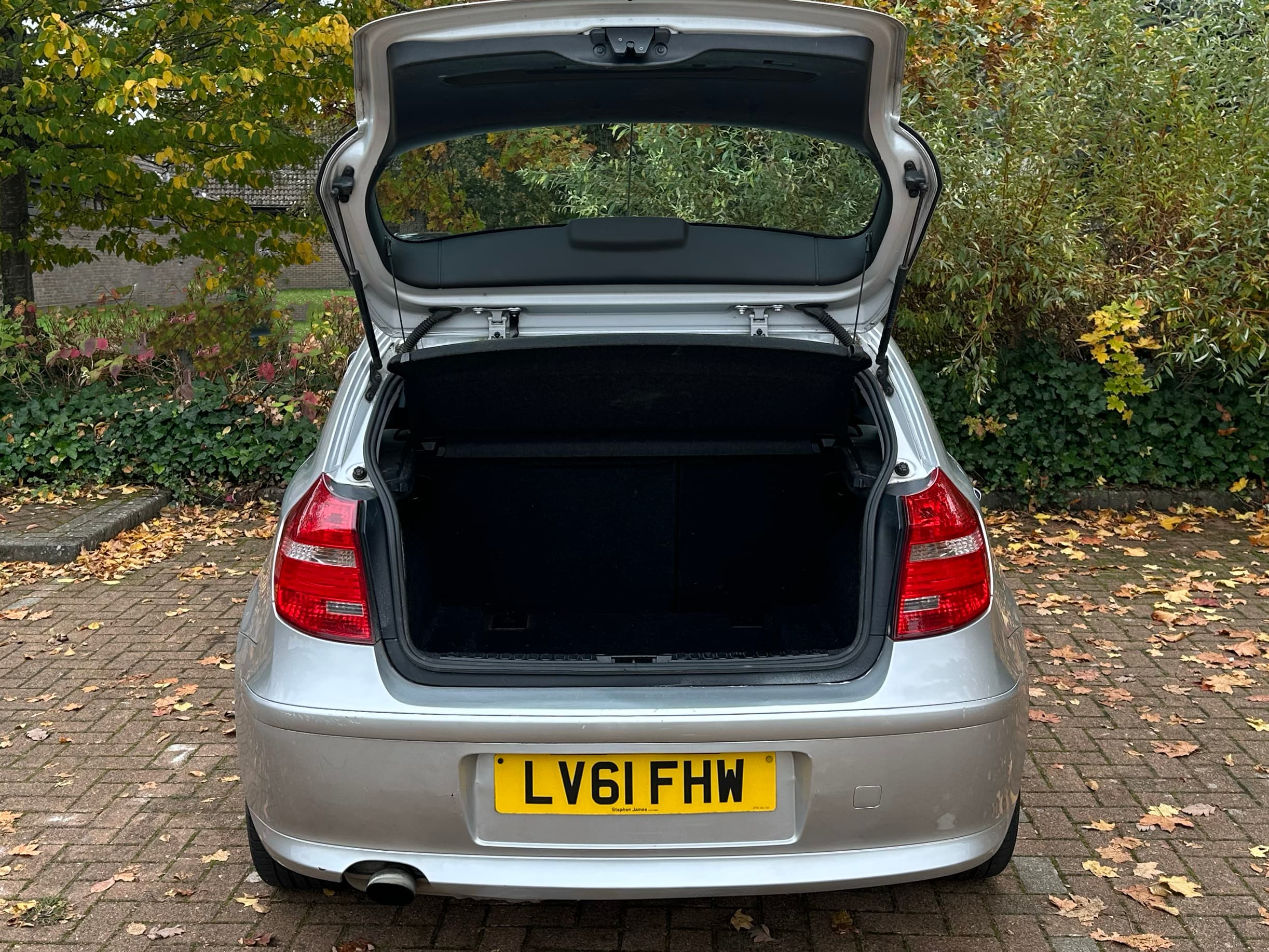 Car image 14
