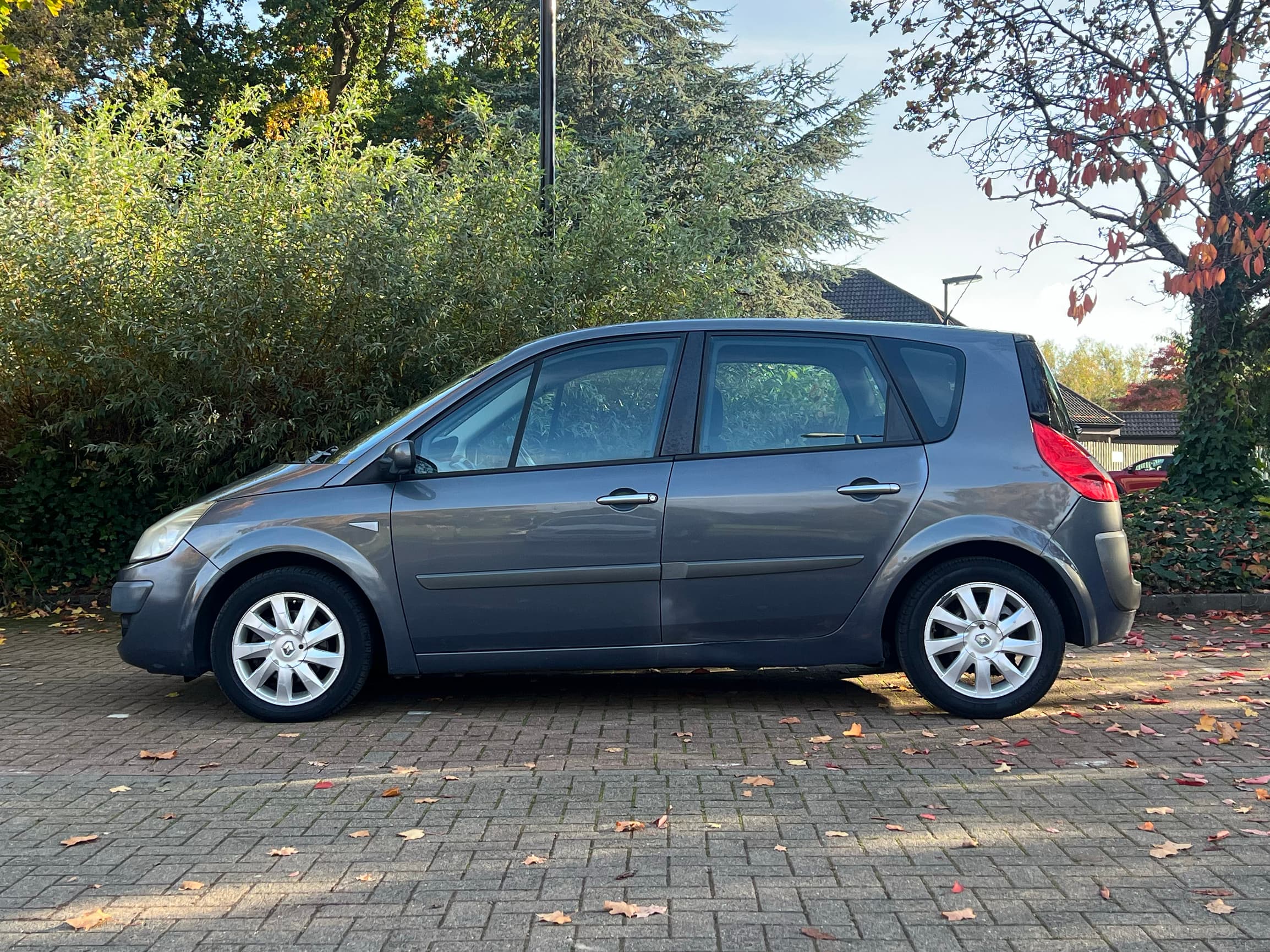 Car image 4