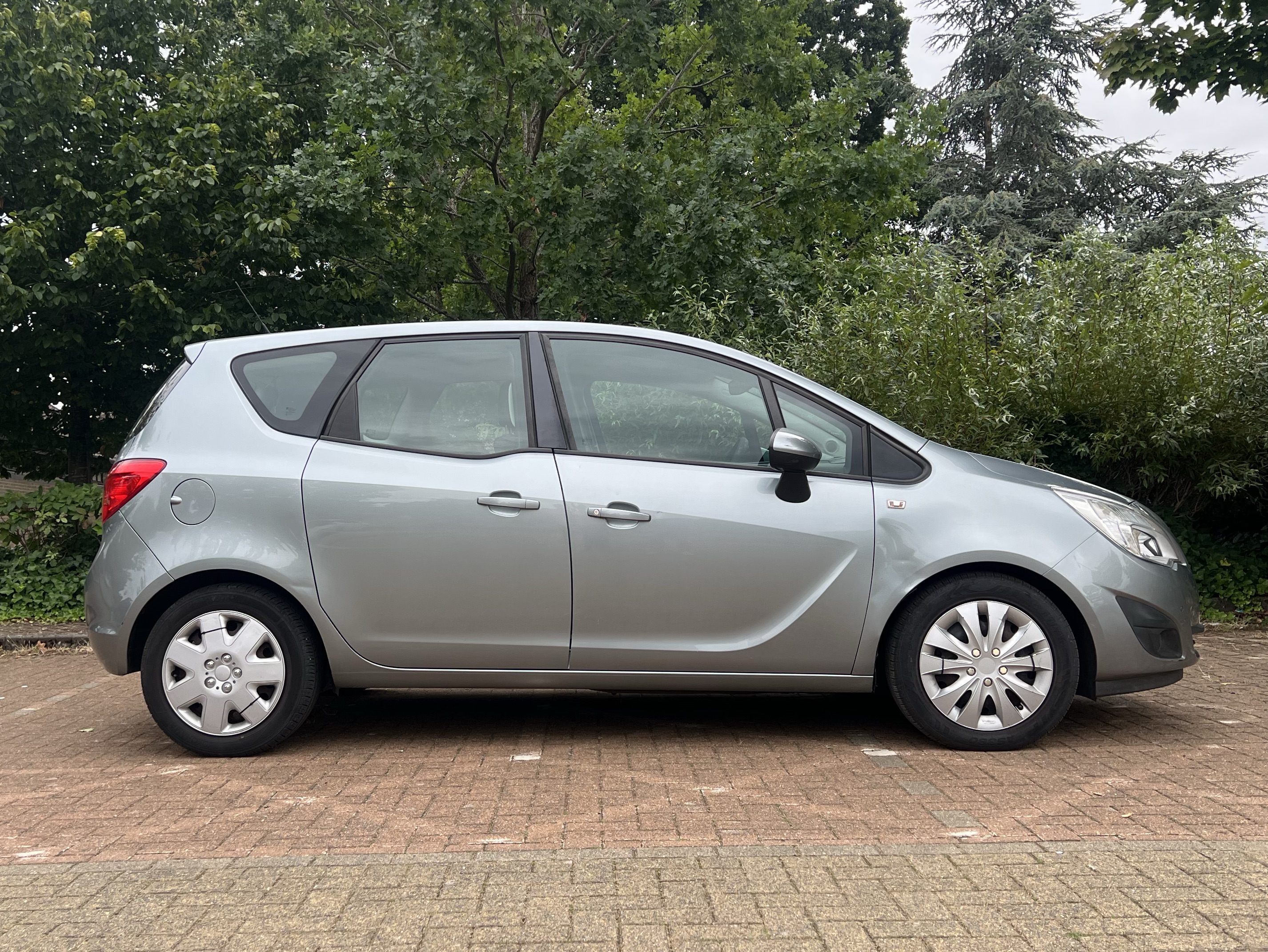 Car image 2